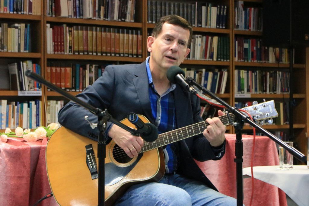 Kuba Michalski  i koncert „Norwid i romantycy” w ostrołęckiej bibliotece [16.09.2021] - zdjęcie #2 - eOstroleka.pl