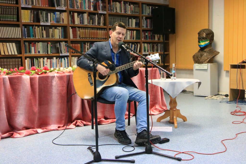Kuba Michalski  i koncert „Norwid i romantycy” w ostrołęckiej bibliotece [16.09.2021] - zdjęcie #3 - eOstroleka.pl