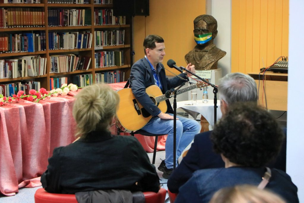 Kuba Michalski  i koncert „Norwid i romantycy” w ostrołęckiej bibliotece [16.09.2021] - zdjęcie #10 - eOstroleka.pl