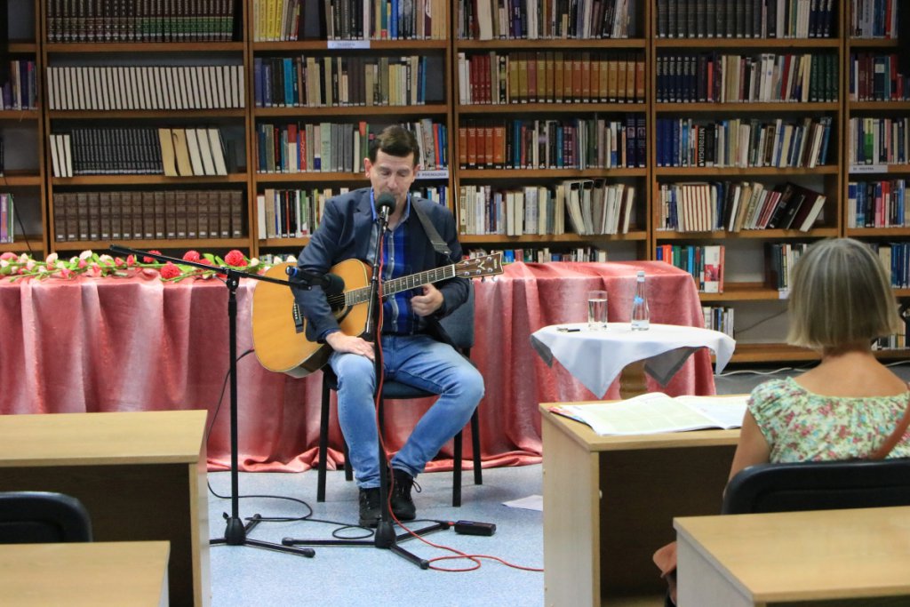 Kuba Michalski  i koncert „Norwid i romantycy” w ostrołęckiej bibliotece [16.09.2021] - zdjęcie #12 - eOstroleka.pl
