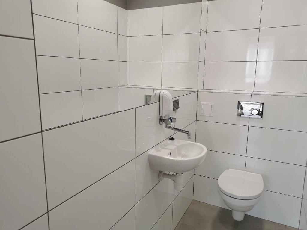 Toalety w budynku OSP w Dzbeninie przeszły gruntowny remont - zdjęcie #2 - eOstroleka.pl