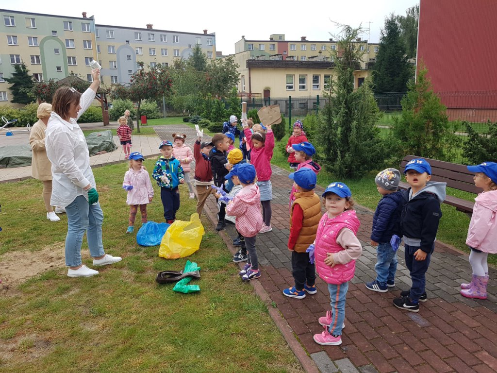 Przedszkolaki sprzątały Ostrołękę w ramach akcji „Myślę, więc nie śmiecę” [20.09.2021] - zdjęcie #1 - eOstroleka.pl