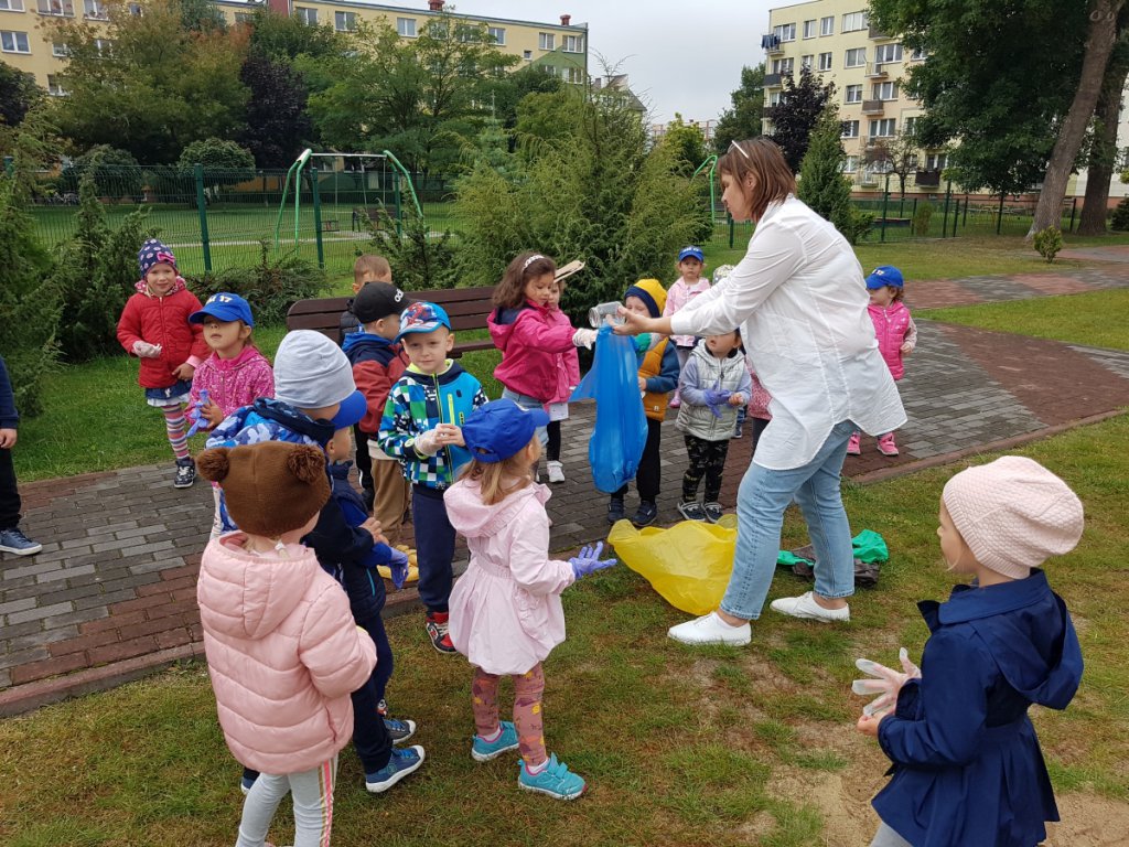 Przedszkolaki sprzątały Ostrołękę w ramach akcji „Myślę, więc nie śmiecę” [20.09.2021] - zdjęcie #2 - eOstroleka.pl