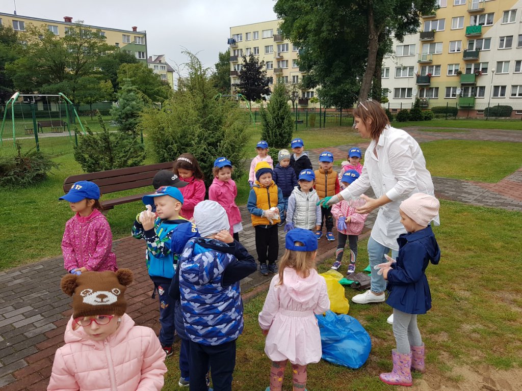 Przedszkolaki sprzątały Ostrołękę w ramach akcji „Myślę, więc nie śmiecę” [20.09.2021] - zdjęcie #3 - eOstroleka.pl