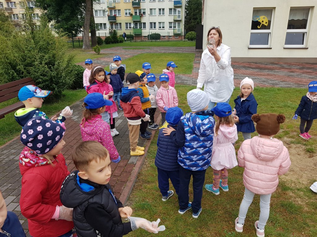 Przedszkolaki sprzątały Ostrołękę w ramach akcji „Myślę, więc nie śmiecę” [20.09.2021] - zdjęcie #4 - eOstroleka.pl