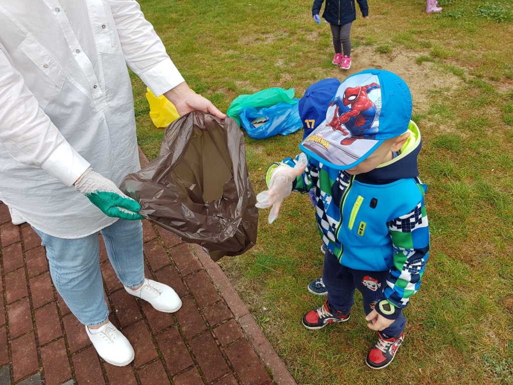 Przedszkolaki sprzątały Ostrołękę w ramach akcji „Myślę, więc nie śmiecę” [20.09.2021] - zdjęcie #8 - eOstroleka.pl