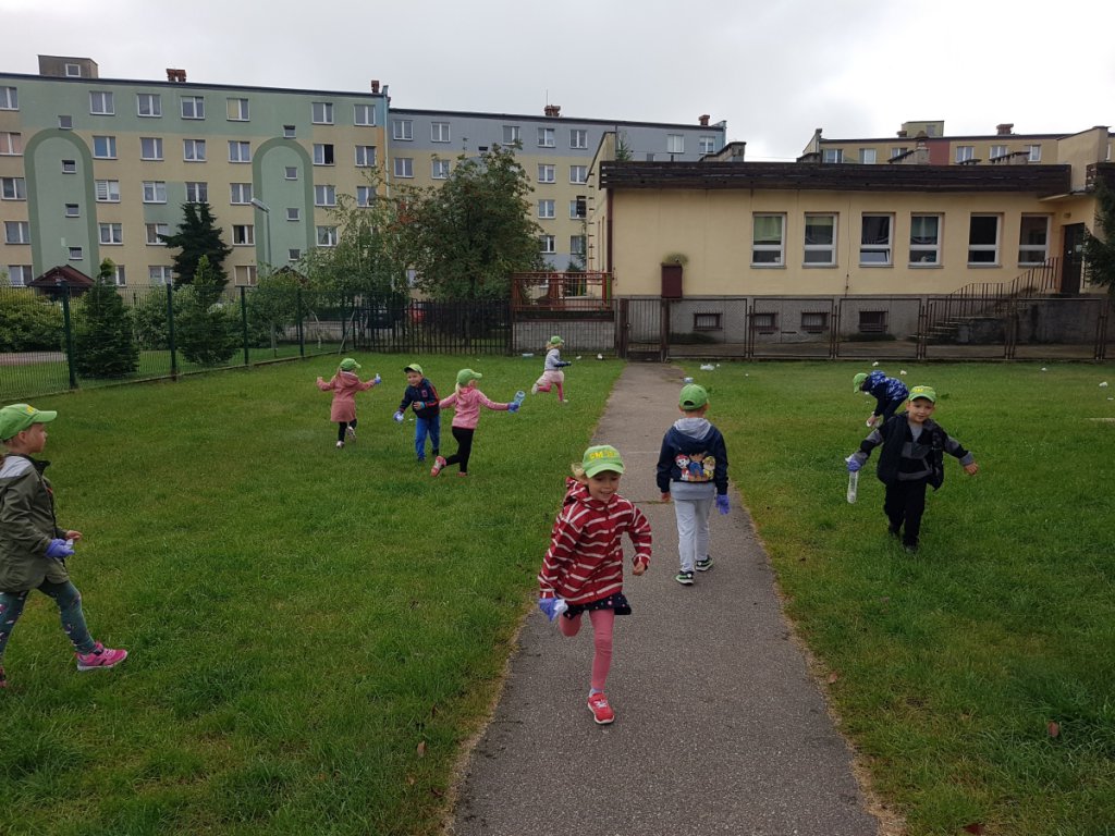 Przedszkolaki sprzątały Ostrołękę w ramach akcji „Myślę, więc nie śmiecę” [20.09.2021] - zdjęcie #13 - eOstroleka.pl