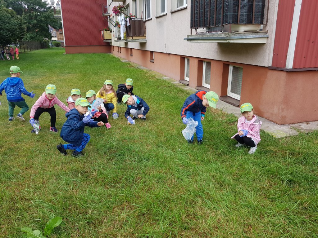 Przedszkolaki sprzątały Ostrołękę w ramach akcji „Myślę, więc nie śmiecę” [20.09.2021] - zdjęcie #18 - eOstroleka.pl