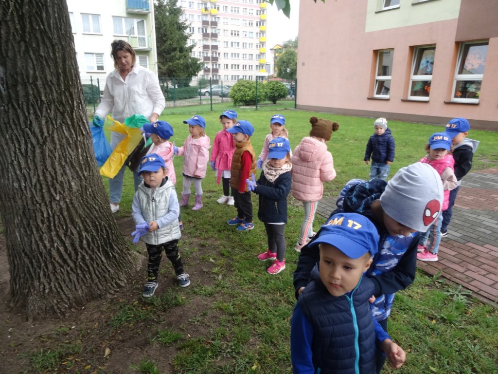 Przedszkolaki sprzątały Ostrołękę w ramach akcji „Myślę, więc nie śmiecę” [20.09.2021] - zdjęcie #20 - eOstroleka.pl