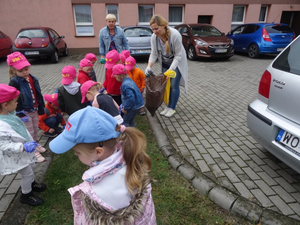 Przedszkolaki sprzątały Ostrołękę w ramach akcji „Myślę, więc nie śmiecę” [20.09.2021] - zdjęcie #22 - eOstroleka.pl