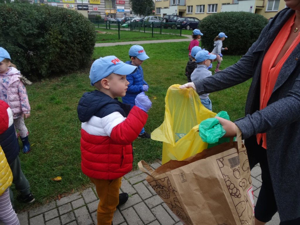 Przedszkolaki sprzątały Ostrołękę w ramach akcji „Myślę, więc nie śmiecę” [20.09.2021] - zdjęcie #24 - eOstroleka.pl