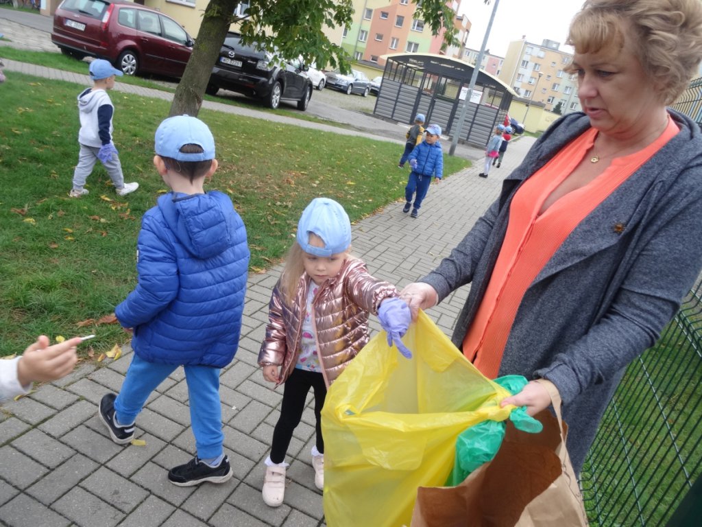 Przedszkolaki sprzątały Ostrołękę w ramach akcji „Myślę, więc nie śmiecę” [20.09.2021] - zdjęcie #25 - eOstroleka.pl