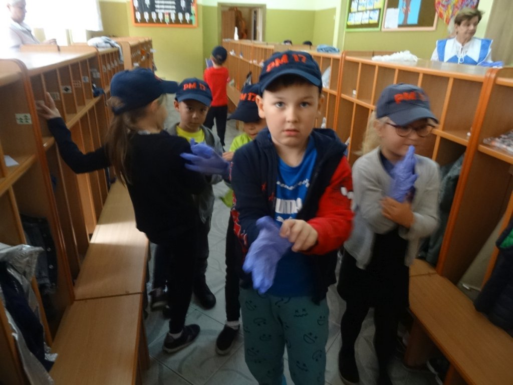 Przedszkolaki sprzątały Ostrołękę w ramach akcji „Myślę, więc nie śmiecę” [20.09.2021] - zdjęcie #27 - eOstroleka.pl