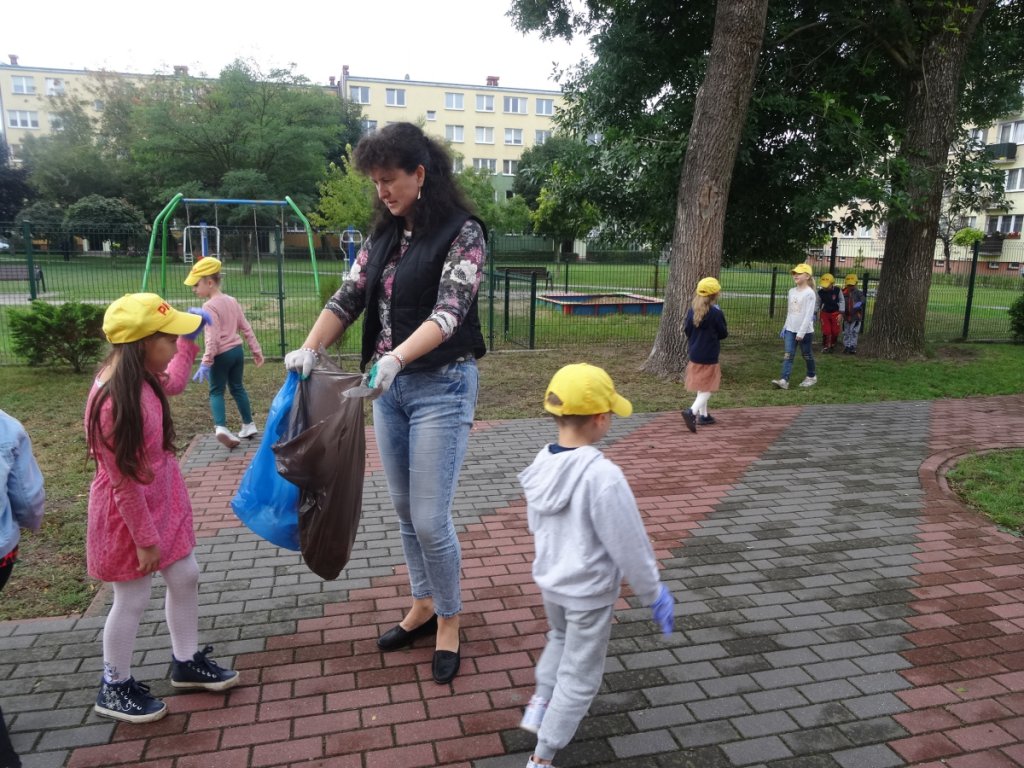Przedszkolaki sprzątały Ostrołękę w ramach akcji „Myślę, więc nie śmiecę” [20.09.2021] - zdjęcie #28 - eOstroleka.pl
