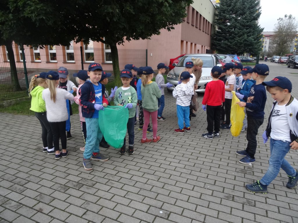 Przedszkolaki sprzątały Ostrołękę w ramach akcji „Myślę, więc nie śmiecę” [20.09.2021] - zdjęcie #29 - eOstroleka.pl