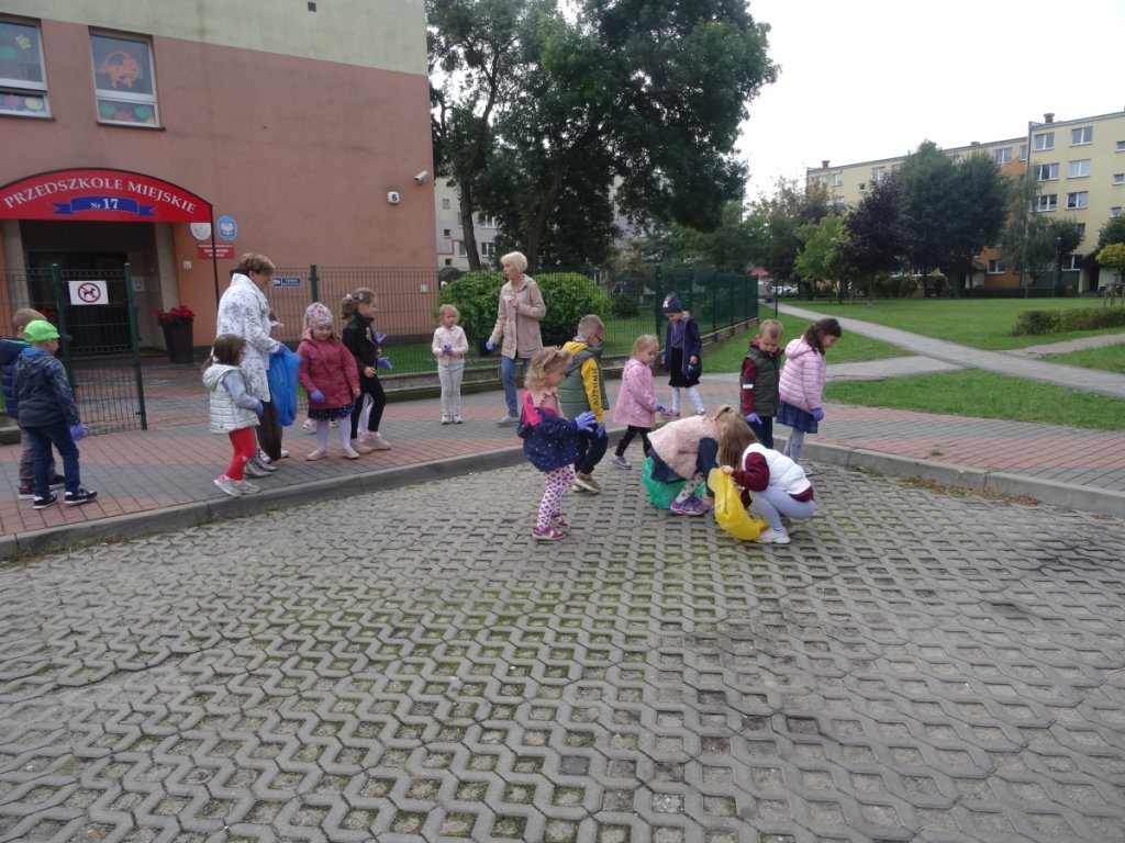 Przedszkolaki sprzątały Ostrołękę w ramach akcji „Myślę, więc nie śmiecę” [20.09.2021] - zdjęcie #32 - eOstroleka.pl