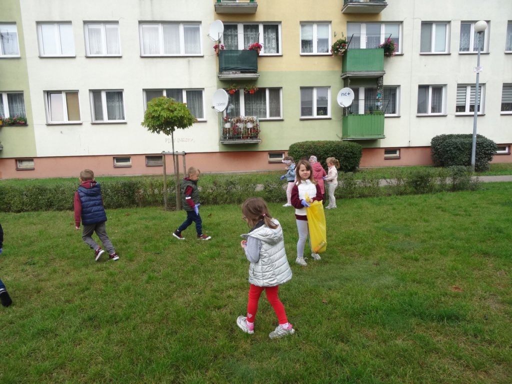 Przedszkolaki sprzątały Ostrołękę w ramach akcji „Myślę, więc nie śmiecę” [20.09.2021] - zdjęcie #33 - eOstroleka.pl