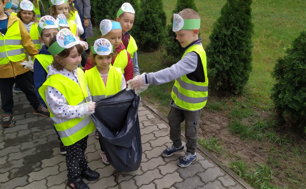 Przedszkolaki sprzątały Ostrołękę w ramach akcji „Myślę, więc nie śmiecę” [20.09.2021] - zdjęcie #35 - eOstroleka.pl
