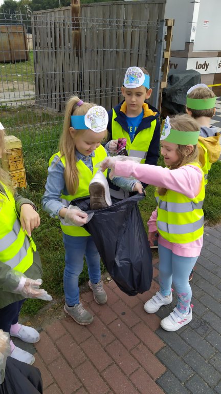 Przedszkolaki sprzątały Ostrołękę w ramach akcji „Myślę, więc nie śmiecę” [20.09.2021] - zdjęcie #37 - eOstroleka.pl