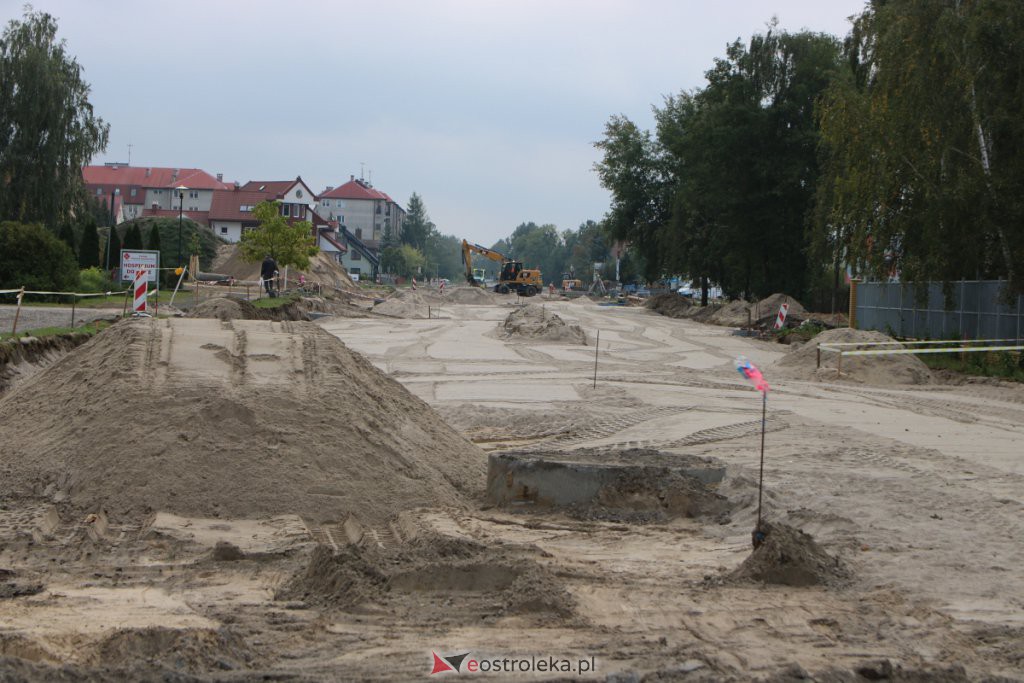Tak powstaje nowe, duże rondo przy wjeździe do Ostrołęki [23.09.2021] - zdjęcie #12 - eOstroleka.pl