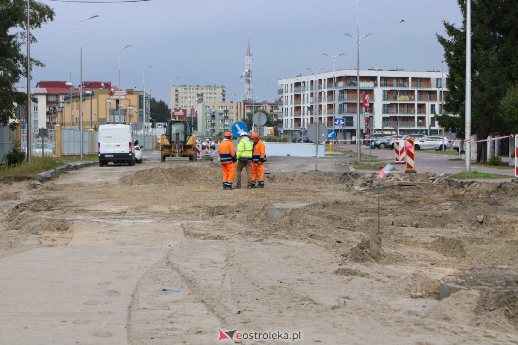 Tak powstaje nowe, duże rondo przy wjeździe do Ostrołęki [23.09.2021] - zdjęcie #15 - eOstroleka.pl