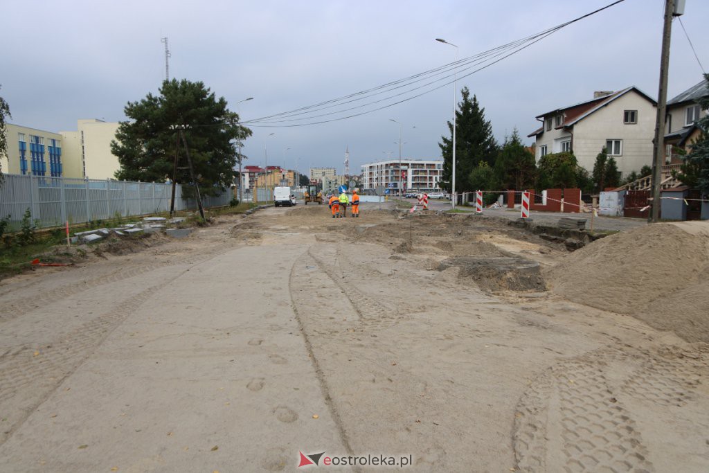 Tak powstaje nowe, duże rondo przy wjeździe do Ostrołęki [23.09.2021] - zdjęcie #16 - eOstroleka.pl