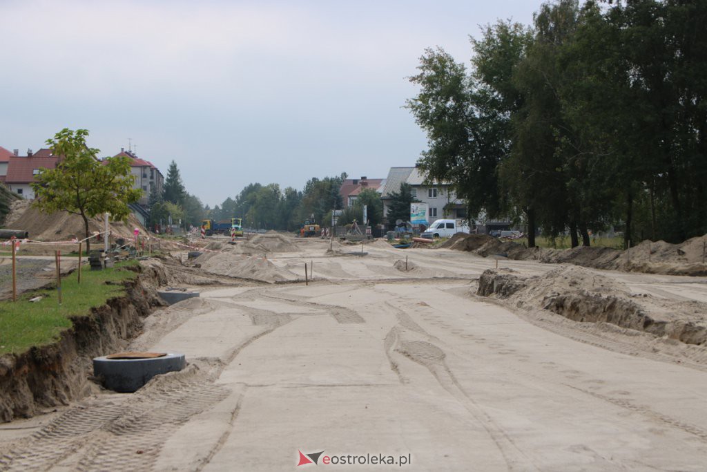 Tak powstaje nowe, duże rondo przy wjeździe do Ostrołęki [23.09.2021] - zdjęcie #19 - eOstroleka.pl