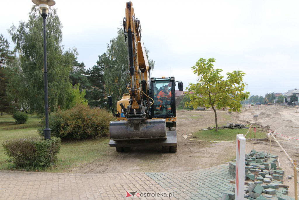 Tak powstaje nowe, duże rondo przy wjeździe do Ostrołęki [23.09.2021] - zdjęcie #23 - eOstroleka.pl