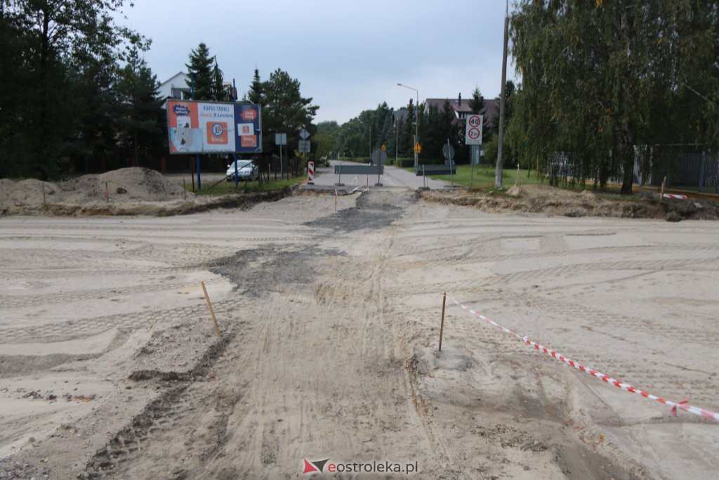 Tak powstaje nowe, duże rondo przy wjeździe do Ostrołęki [23.09.2021] - zdjęcie #24 - eOstroleka.pl