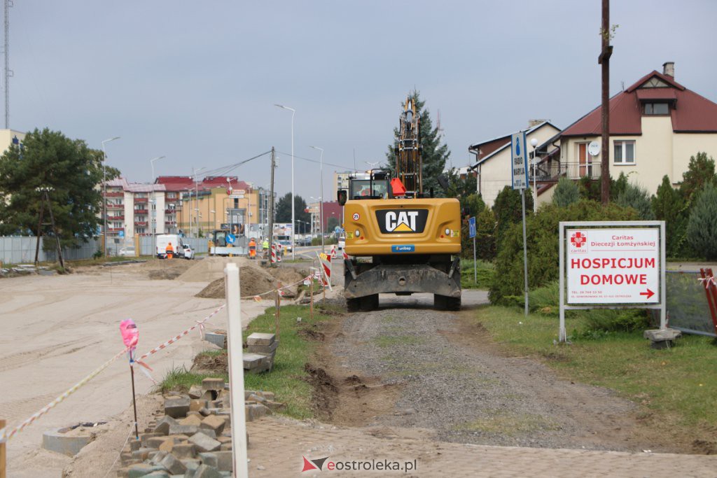 Tak powstaje nowe, duże rondo przy wjeździe do Ostrołęki [23.09.2021] - zdjęcie #25 - eOstroleka.pl