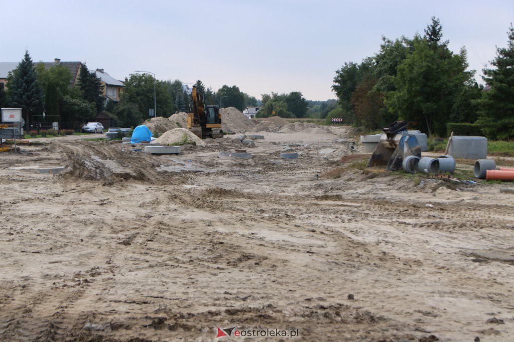Tak powstaje nowe, duże rondo przy wjeździe do Ostrołęki [23.09.2021] - zdjęcie #36 - eOstroleka.pl