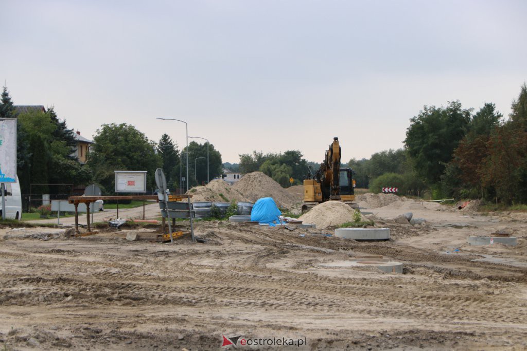Tak powstaje nowe, duże rondo przy wjeździe do Ostrołęki [23.09.2021] - zdjęcie #20 - eOstroleka.pl
