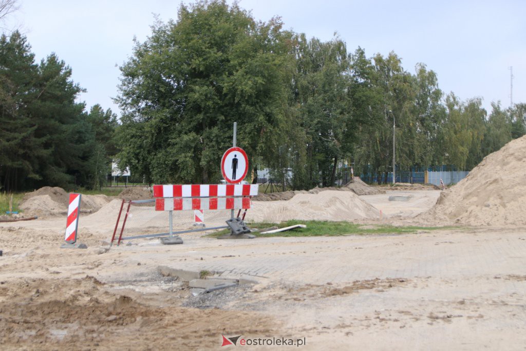 Tak powstaje nowe, duże rondo przy wjeździe do Ostrołęki [23.09.2021] - zdjęcie #16 - eOstroleka.pl