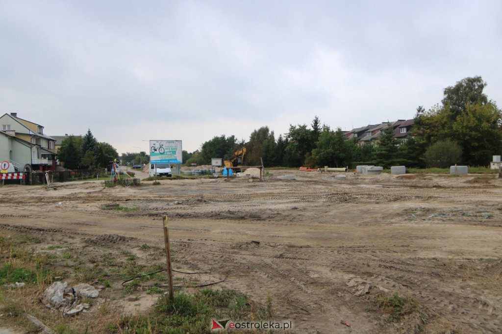 Tak powstaje nowe, duże rondo przy wjeździe do Ostrołęki [23.09.2021] - zdjęcie #10 - eOstroleka.pl