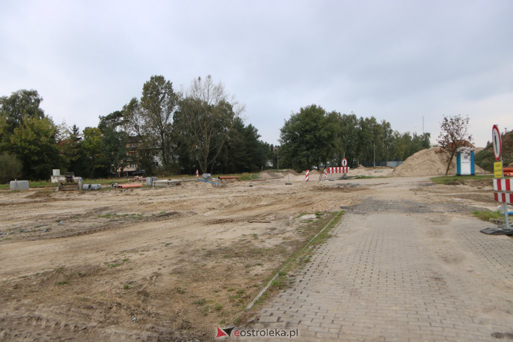 Tak powstaje nowe, duże rondo przy wjeździe do Ostrołęki [23.09.2021] - zdjęcie #30 - eOstroleka.pl