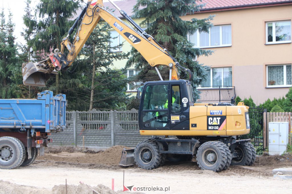 Tak powstaje nowe, duże rondo przy wjeździe do Ostrołęki [23.09.2021] - zdjęcie #23 - eOstroleka.pl