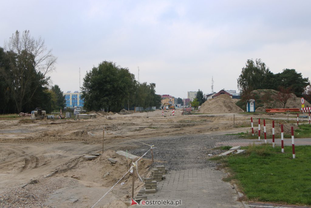 Tak powstaje nowe, duże rondo przy wjeździe do Ostrołęki [23.09.2021] - zdjęcie #19 - eOstroleka.pl