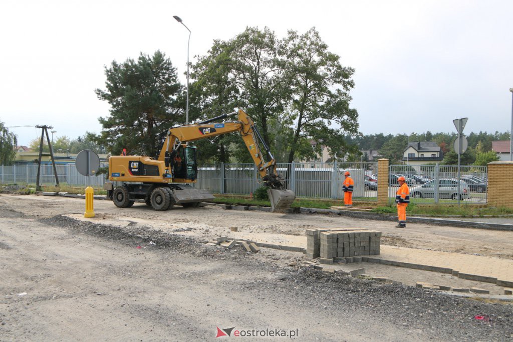Tak powstaje nowe, duże rondo przy wjeździe do Ostrołęki [23.09.2021] - zdjęcie #1 - eOstroleka.pl
