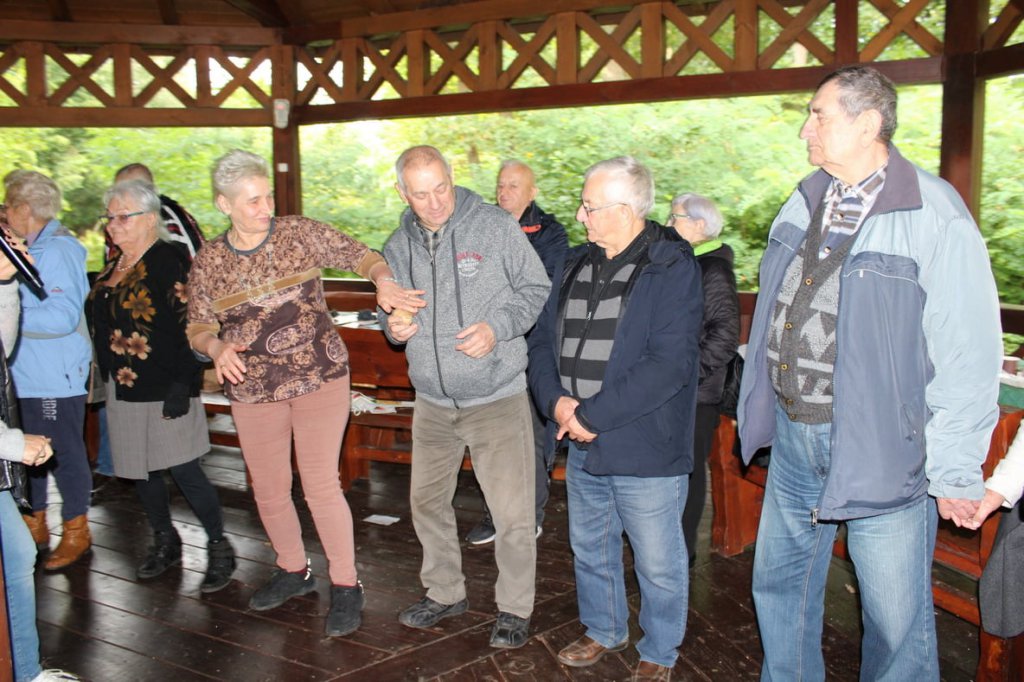 Święto pieczonego ziemniaka. Jesienny piknik integracyjny seniorów w Przystani [ZDJĘCIA] - zdjęcie #10 - eOstroleka.pl