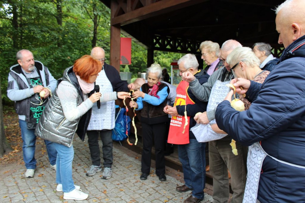 Święto pieczonego ziemniaka. Jesienny piknik integracyjny seniorów w Przystani [ZDJĘCIA] - zdjęcie #19 - eOstroleka.pl