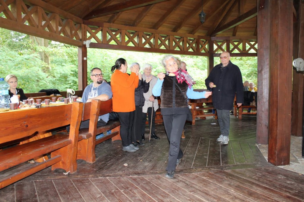 Święto pieczonego ziemniaka. Jesienny piknik integracyjny seniorów w Przystani [ZDJĘCIA] - zdjęcie #36 - eOstroleka.pl