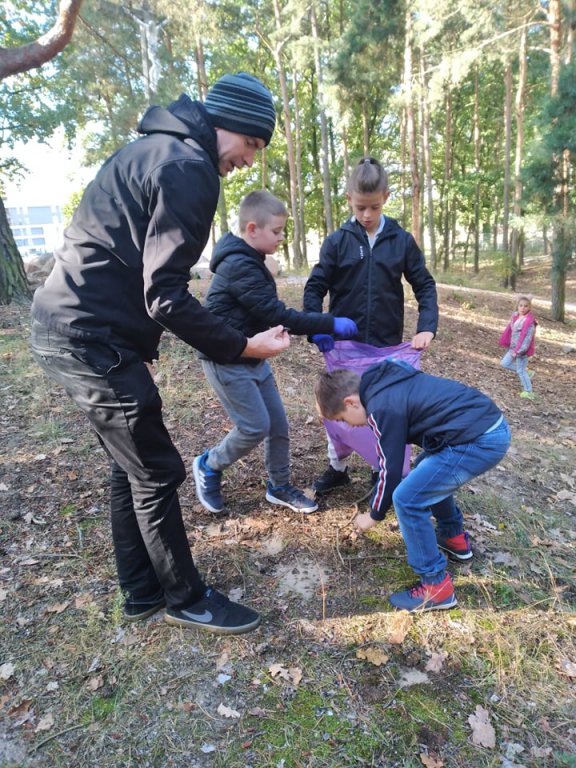 Akcja sprzątania świata w Szkole Podstawowej nr 10 [27.09.2021] - zdjęcie #10 - eOstroleka.pl