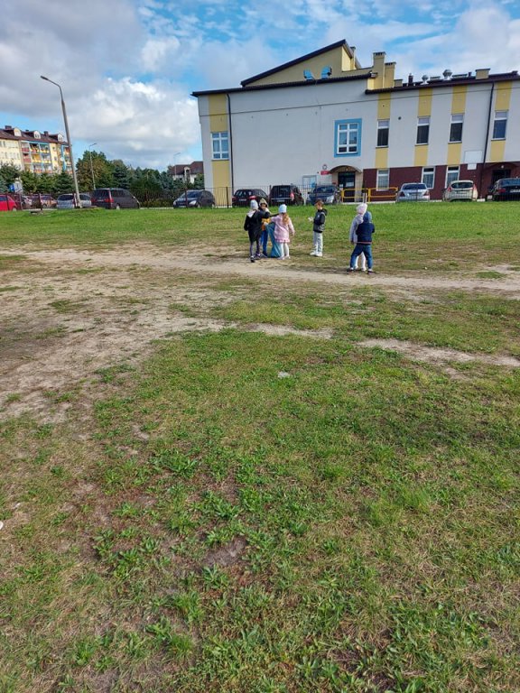 Akcja sprzątania świata w Szkole Podstawowej nr 10 [27.09.2021] - zdjęcie #19 - eOstroleka.pl