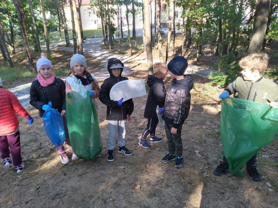 Akcja sprzątania świata w Szkole Podstawowej nr 10 [27.09.2021] - zdjęcie #37 - eOstroleka.pl
