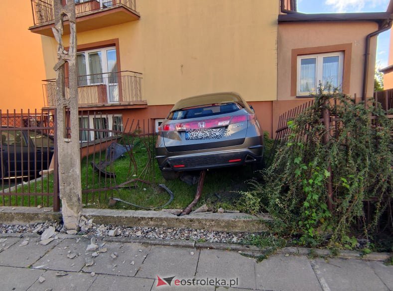 Wjechała osobówką w dom taranując stalowe ogrodzenie [28.09.2021] - zdjęcie #2 - eOstroleka.pl