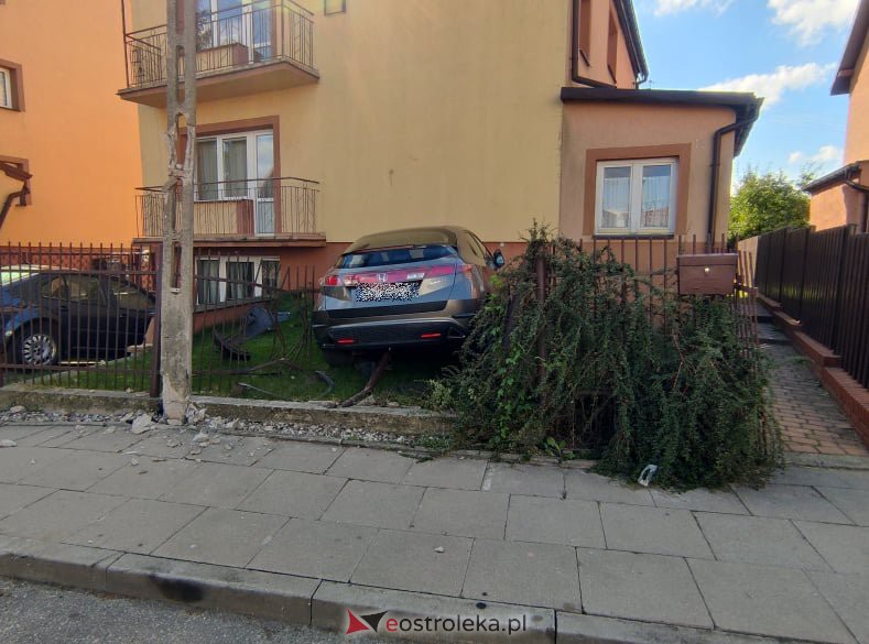 Wjechała osobówką w dom taranując stalowe ogrodzenie [28.09.2021] - zdjęcie #3 - eOstroleka.pl