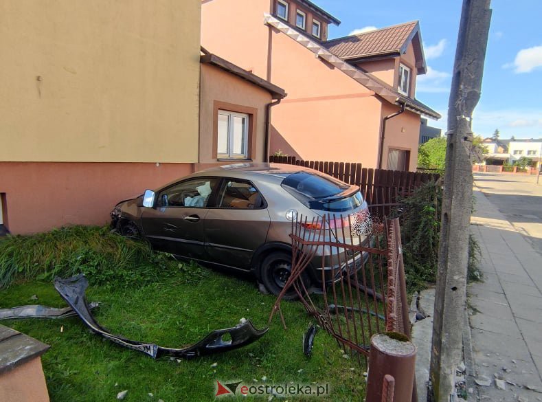 Wjechała osobówką w dom taranując stalowe ogrodzenie [28.09.2021] - zdjęcie #4 - eOstroleka.pl