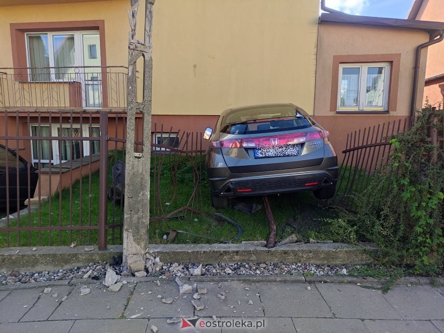 Wjechała osobówką w dom taranując stalowe ogrodzenie [28.09.2021] - zdjęcie #5 - eOstroleka.pl