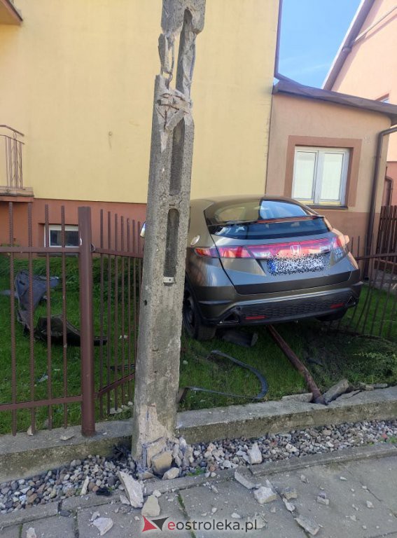 Wjechała osobówką w dom taranując stalowe ogrodzenie [28.09.2021] - zdjęcie #6 - eOstroleka.pl