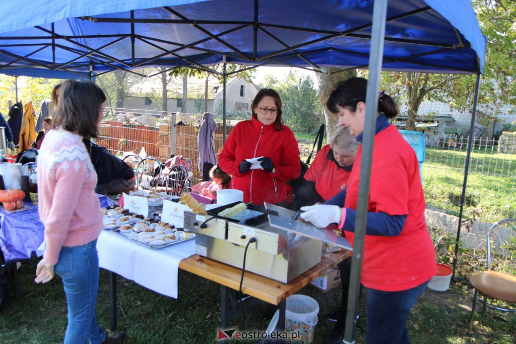 Festyn charytatywny Pomaganie przez podjadanie w Nowej Wsi Wchodniej [03.10.2021] - zdjęcie #4 - eOstroleka.pl